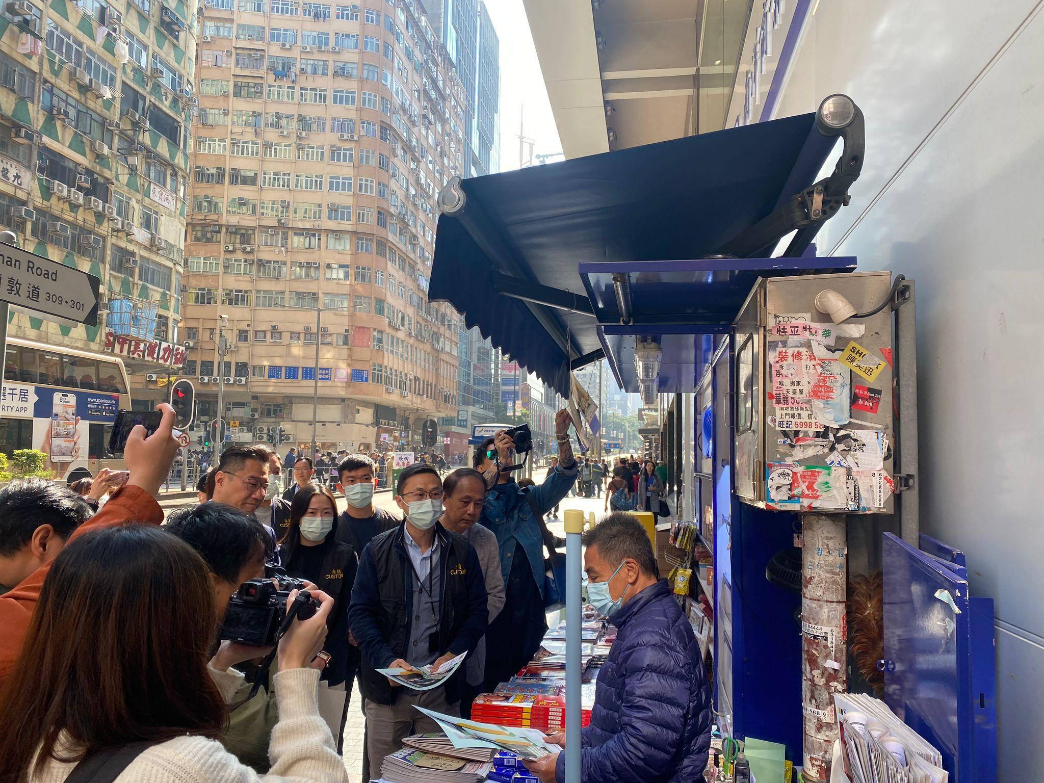 低至30元非法「老鼠煙」混入市面出售 海關聯同邵家輝落區巡視打擊私煙