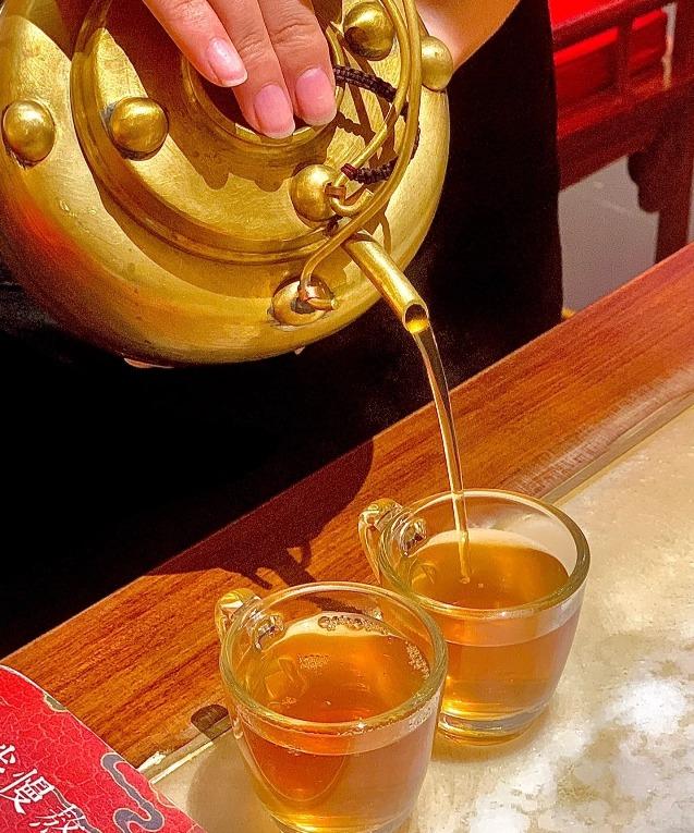 以前,梨湯是用一種銅製的器物——「提吊」,來稱份量,一吊就是一壺,小吊梨湯因此而得名。(圖片來源:黑糖燕麥奶@小紅書)