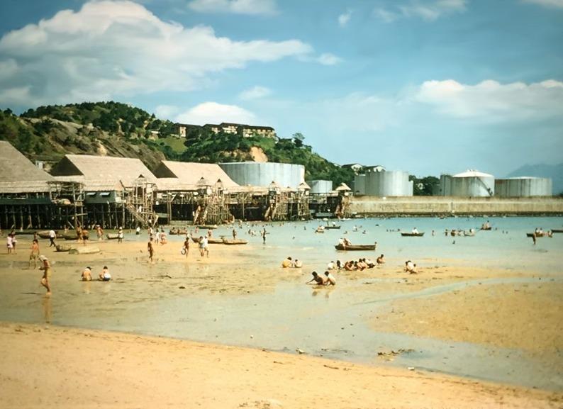 美孚新邨前身是美孚油庫所在,油庫位處的荔枝角灣是普羅市民的游泳好去處。不過油庫和泳棚已在城市發展和填海工程下消失。(網上圖片)