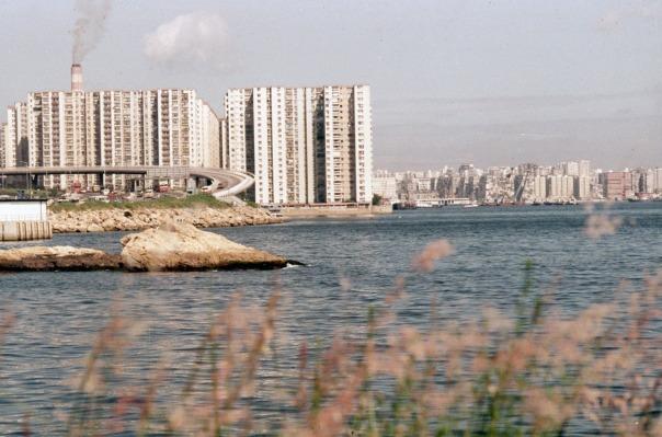 美孚新邨曾為全世界最大私人屋苑項目,共有99座逾13,000個單位。(圖片來源:香港記憶/香港大學圖書館)