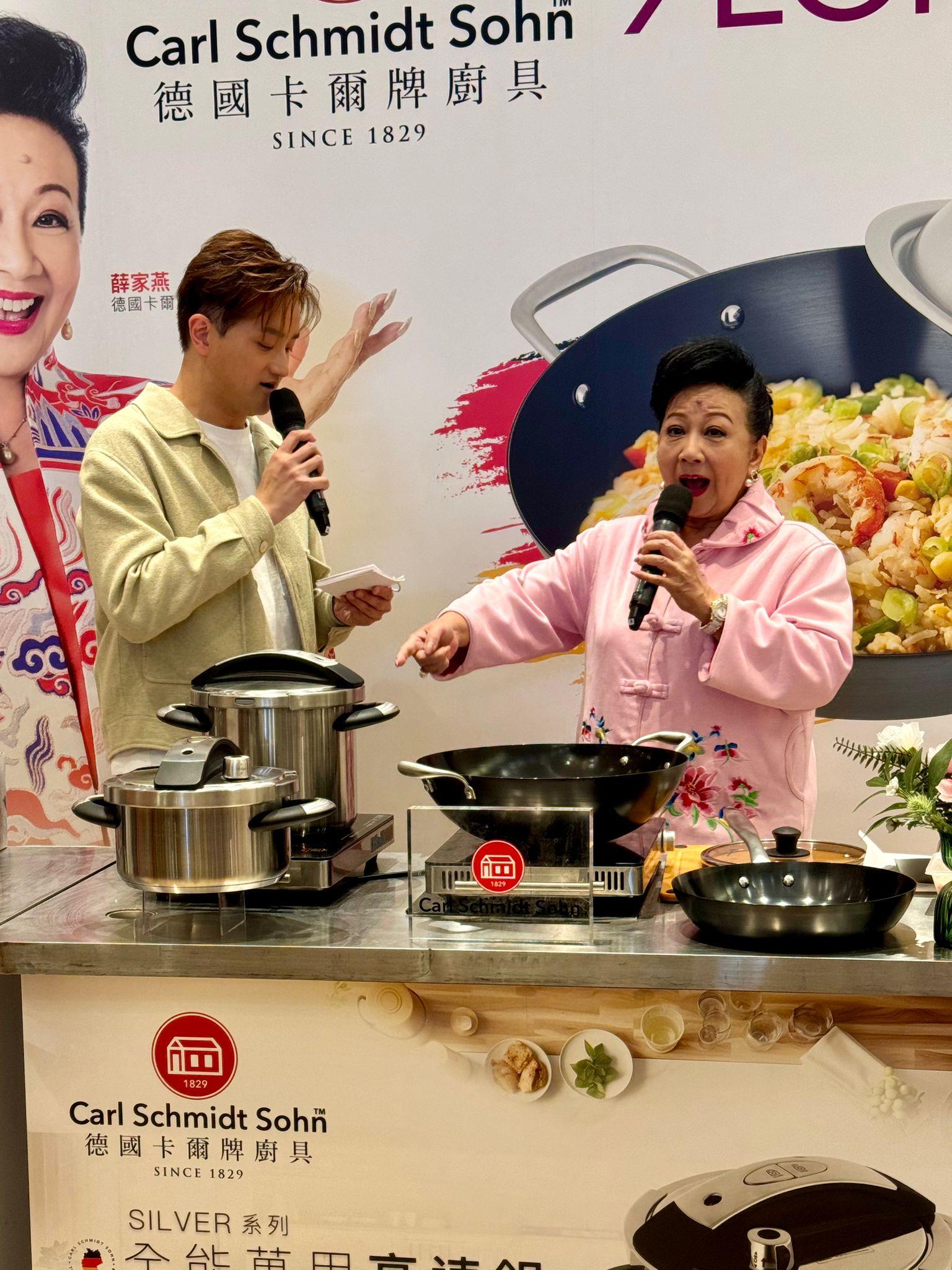 家燕姐與許文軒分享入廚樂。