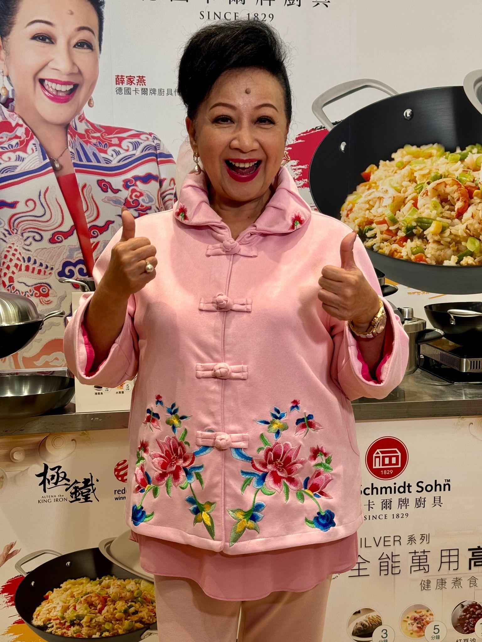 家燕姐今次以粉紅造型現身,充滿甜蜜蜜新年氣氛。