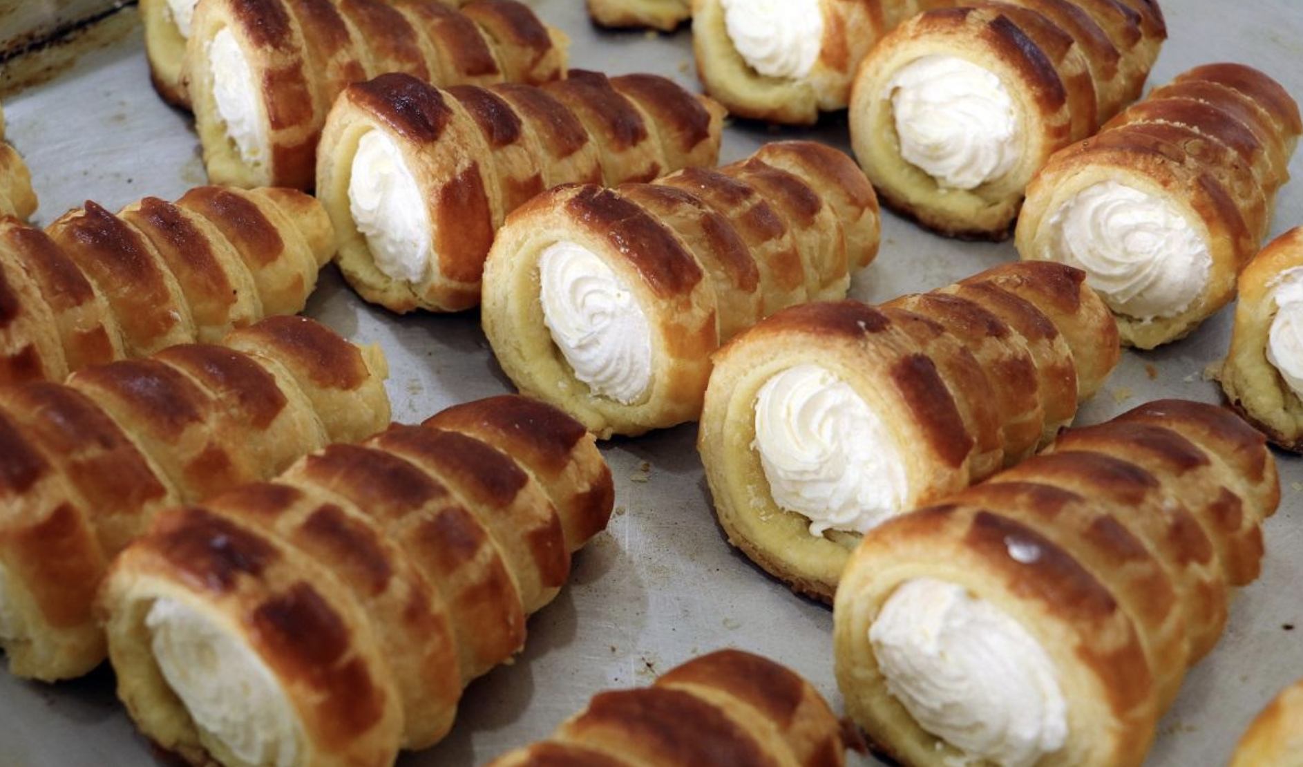 元朗勝發餅家,忌廉筒每日新鮮出爐。