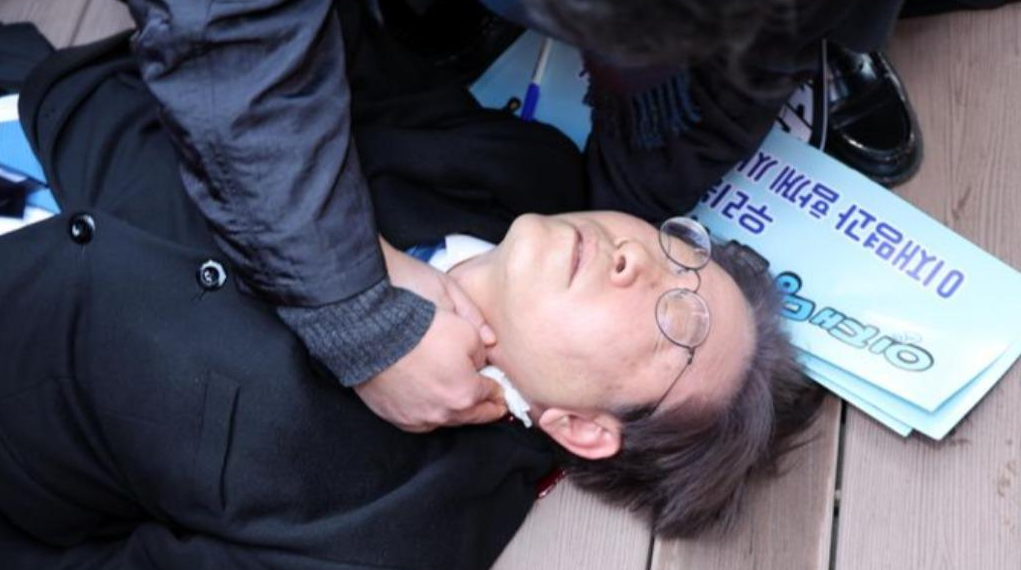 南韓最大在野黨共同民主黨黨魁李在明,今日(2日)早上在釜山出席活動時遭到襲擊