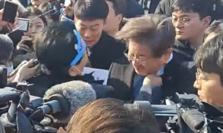南韓最大在野黨共同民主黨黨魁李在明,今日(2日)早上在釜山出席活動時遭到襲擊