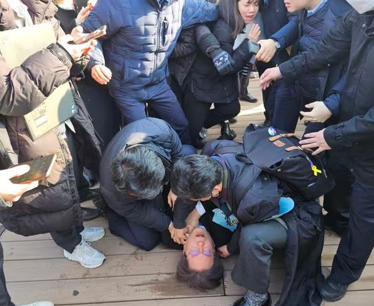 南韓最大在野黨共同民主黨黨魁李在明,今日(2日)早上在釜山出席活動時遭到襲擊