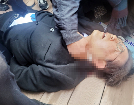 南韓最大在野黨共同民主黨黨魁李在明,今日(2日)早上在釜山出席活動時遭到襲擊