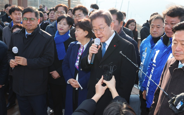 南韓最大在野黨共同民主黨黨魁李在明,今日(2日)早上在釜山出席活動時遭到襲擊