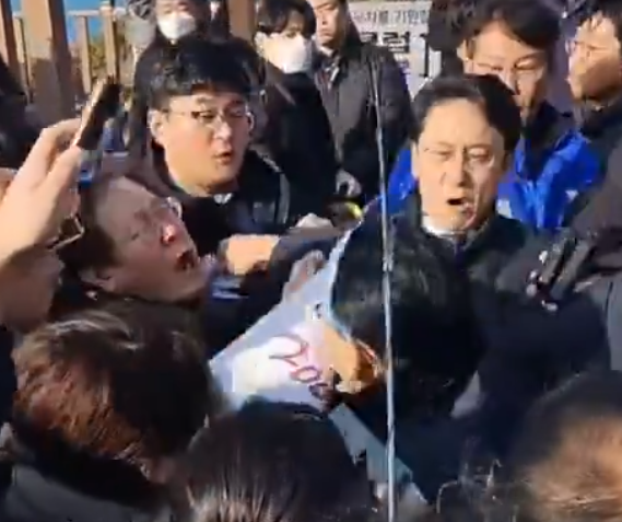 南韓最大在野黨共同民主黨黨魁李在明,今日(2日)早上在釜山出席活動時遭到襲擊。