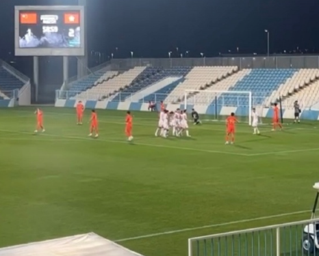 中國男子足球國家隊昨天(1日)晚上在阿聯酋與香港隊進行閉門熱身賽備戰亞洲盃,結果以1:2反負。(香港隊黃威IG)