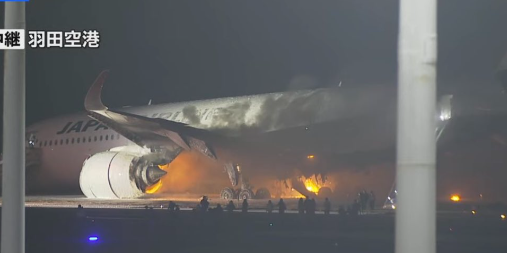東京羽田機場 日航客機降落時跑道起火(有片)