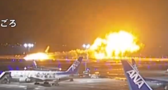 東京羽田機場日航客機跑道著火 乘客急逃生