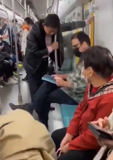 中年男朝外籍男吐口水