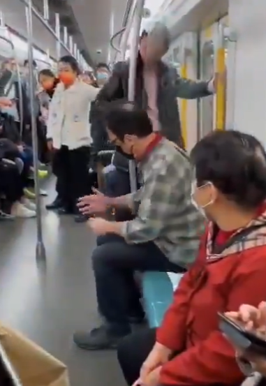 中年男朝外籍男吐口水