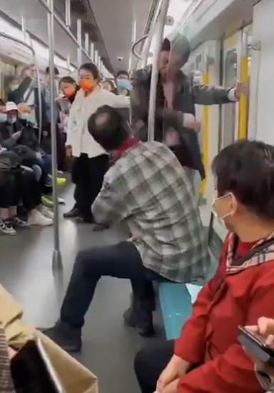 中年男朝外籍男吐口水