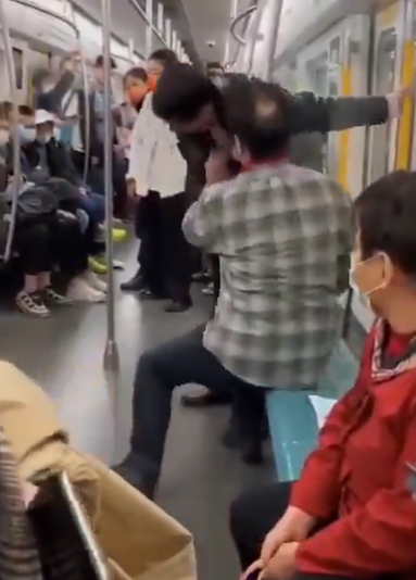 外籍男一再警告,但中年男還叫囂要對方來戰