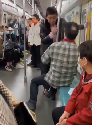 外籍男一再警告,但中年男還叫囂要對方來戰