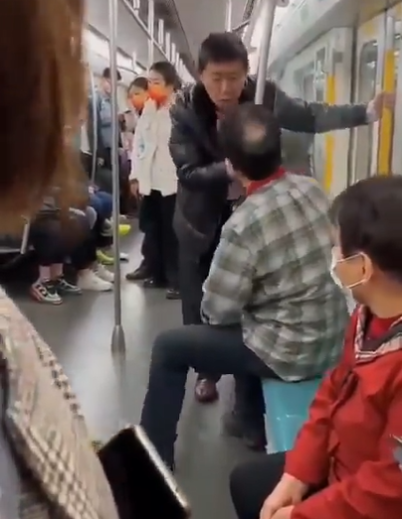 外籍男一再警告,但中年男還叫囂要對方來戰