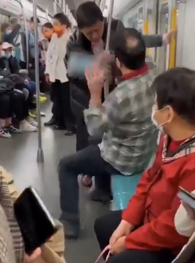 外籍男一再警告,但中年男還叫囂要對方來戰