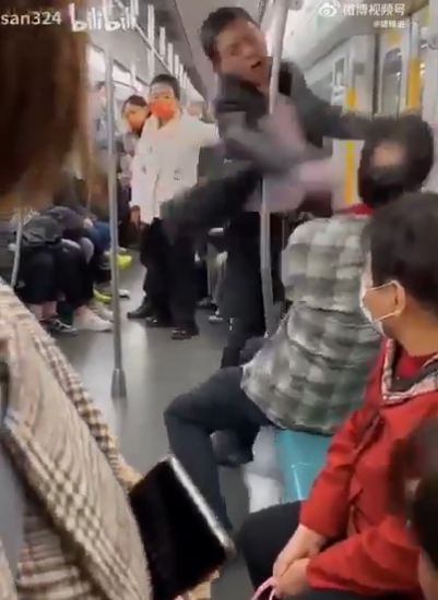 外籍男閃過這掌後,立即起身連續朝中年男頭臉揮拳