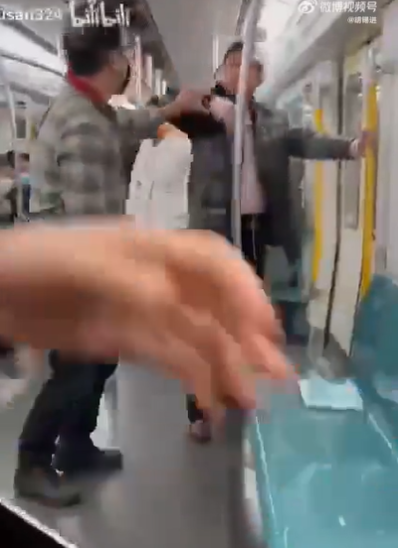 外籍男閃過這掌後,立即起身連續朝中年男頭臉揮拳