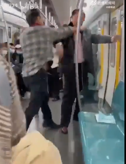 外籍男閃過這掌後,立即起身連續朝中年男頭臉揮拳