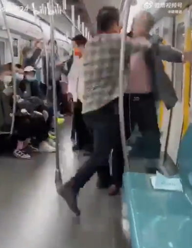 外籍男閃過這掌後,立即起身連續朝中年男頭臉揮拳