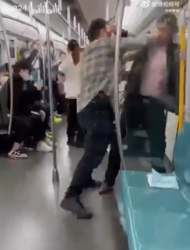 外籍男閃過這掌後,立即起身連續朝中年男頭臉揮拳