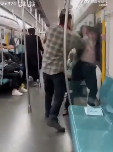 外籍男閃過這掌後,立即起身連續朝中年男頭臉揮拳