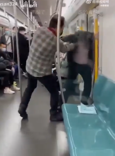 外籍男閃過這掌後,立即起身連續朝中年男頭臉揮拳