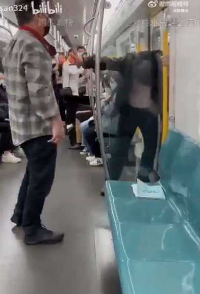 原本氣焰囂張的中年男立即龜縮不敢還手,急忙伸手求饒