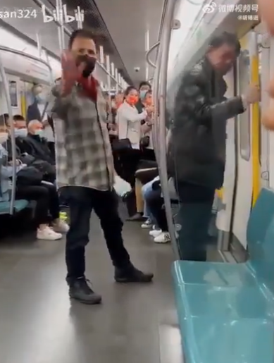 兩人的衝突嚇到其他乘客,外籍男還不忘向乘客們致歉
