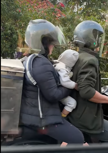 網上流傳一段短片,一名男司機駕駛電單車載一名女子,夾在兩人中間是一名嬰兒,兩名成人均戴有頭盔,惟嬰孩卻無任何保護裝備。