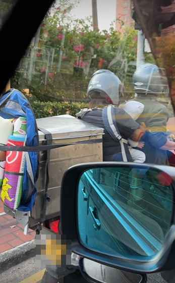 網上流傳一段短片,一名男司機駕駛電單車載一名女子,夾在兩人中間是一名嬰兒,兩名成人均戴有頭盔,惟嬰孩卻無任何保護裝備。