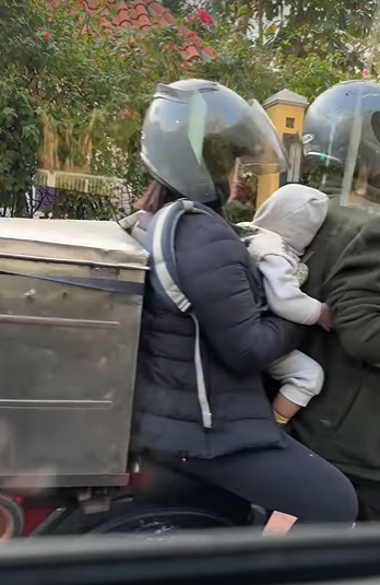 網上流傳一段短片,一名男司機駕駛電單車載一名女子,夾在兩人中間是一名嬰兒,兩名成人均戴有頭盔,惟嬰孩卻無任何保護裝備。