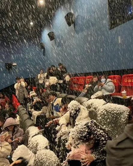 有戲院應《一閃一閃亮星星》場景搞「下雪場」,但最後因為技術問題,由飄雪變雪崩效果,浪漫情節變成災難片情節,觀眾慘遭泡沫洗頭,場面尷尬。