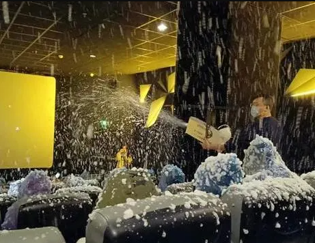 有戲院應《一閃一閃亮星星》場景搞「下雪場」,但最後因為技術問題,由飄雪變雪崩效果,浪漫情節變成災難片情節,觀眾慘遭泡沫洗頭,場面尷尬。