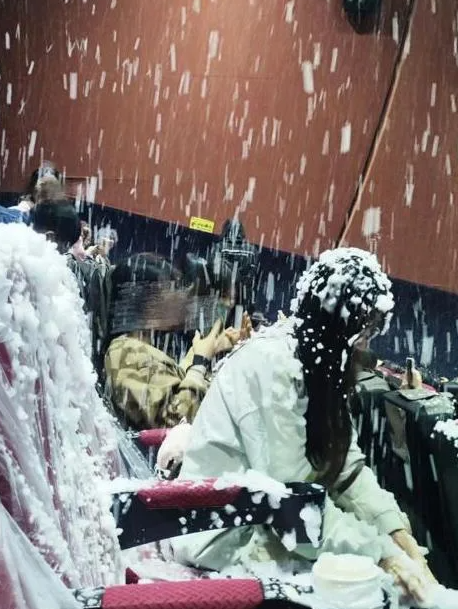 有戲院應《一閃一閃亮星星》場景搞「下雪場」,但最後因為技術問題,由飄雪變雪崩效果,浪漫情節變成災難片情節,觀眾慘遭泡沫洗頭,場面尷尬。