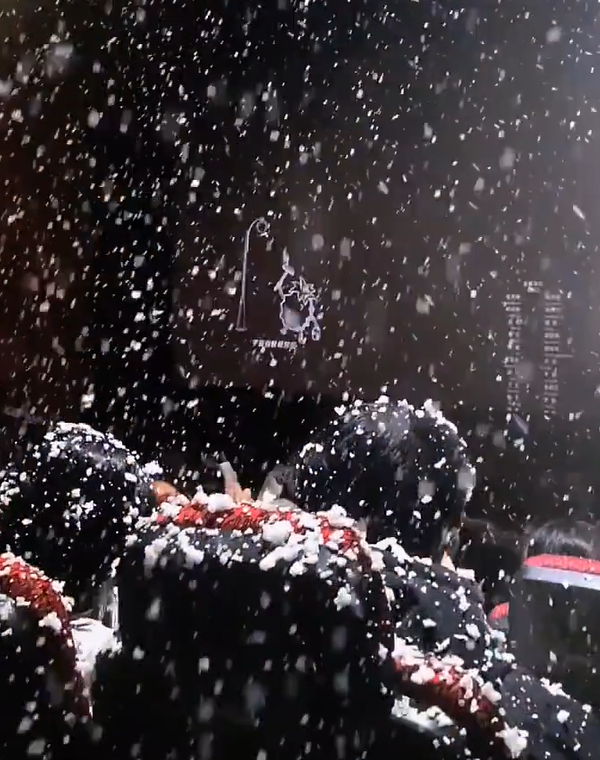 有戲院應《一閃一閃亮星星》場景搞「下雪場」,但最後因為技術問題,由飄雪變雪崩效果,浪漫情節變成災難片情節,觀眾慘遭泡沫洗頭,場面尷尬。