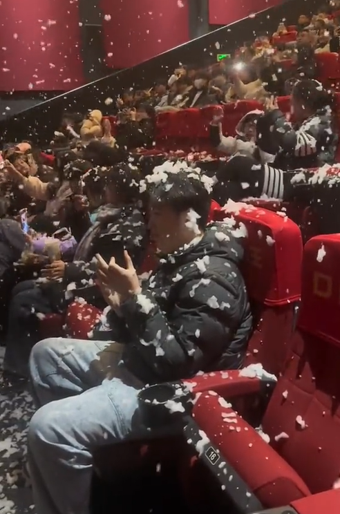 有戲院應《一閃一閃亮星星》場景搞「下雪場」,但最後因為技術問題,由飄雪變雪崩效果,浪漫情節變成災難片情節,觀眾慘遭泡沫洗頭,場面尷尬。