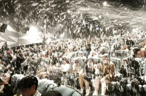 有戲院應《一閃一閃亮星星》場景搞「下雪場」,但最後因為技術問題,由飄雪變雪崩效果,浪漫情節變成災難片情節,觀眾慘遭泡沫洗頭,場面尷尬。