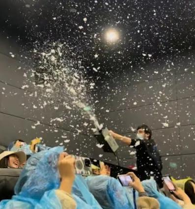 有戲院應《一閃一閃亮星星》場景搞「下雪場」,但最後因為技術問題,由飄雪變雪崩效果,浪漫情節變成災難片情節,觀眾慘遭泡沫洗頭,場面尷尬。