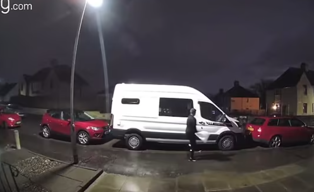 據報有英國民眾座駕被爆竊,被搶去的財物包括Canada Goose及North Face外套。(互聯網)