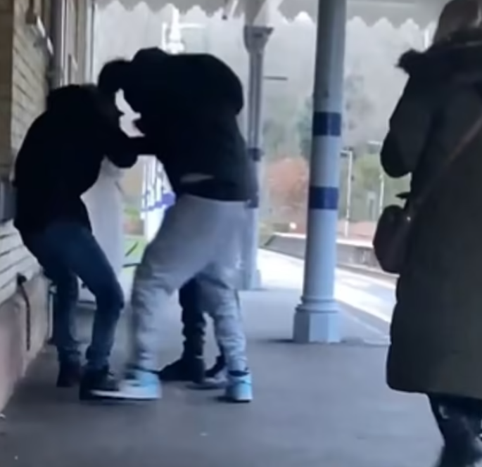 日前有片段顯示,一名男子於光天化日下,在肯特火車站外被意圖搶褸。(互聯網)