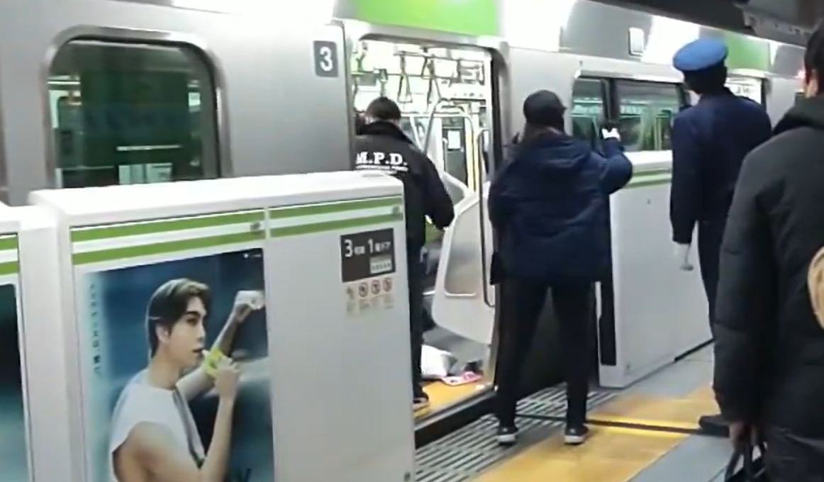 女子的隨身物在掉落車廂。(影片截圖)