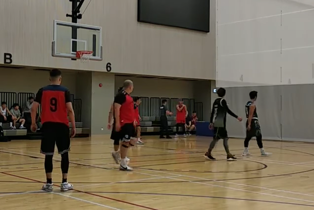 事發在一處室內運動場,由黑衫隊對紅衫隊。當時紅隊34號球員主射罰球「炒粉」,紅隊6號球員奪球後補射亦失敗,此時紅衫28號與黑衫球員爭球,球證吹停賽事,直指黑隊重新開球。(Facebook專頁「籃神-籃球專頁」)