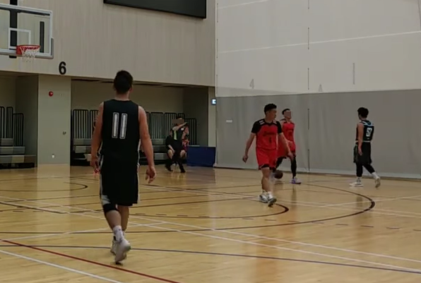 紅衫28號疑不滿判決,向球證作投訴,此時球證直指對方技術犯規。(Facebook專頁「籃神-籃球專頁」)