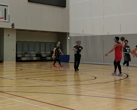 紅衫28號疑不滿判決,向球證作投訴,此時球證直指對方技術犯規。(Facebook專頁「籃神-籃球專頁」)