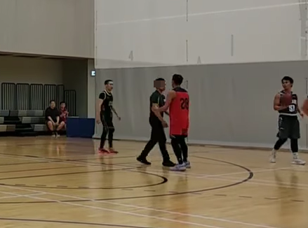 紅衫28號隨即以身體輕撞球證表不滿(Facebook專頁「籃神-籃球專頁」)