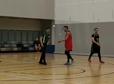 紅衫28號隨即以身體輕撞球證表不滿(Facebook專頁「籃神-籃球專頁」)